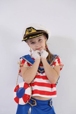 beyaz bir arka plan üzerinde bir denizci takım elbise güzel genç kız
