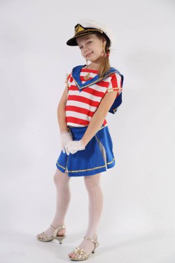 beyaz bir arka plan üzerinde bir denizci takım elbise güzel genç kız