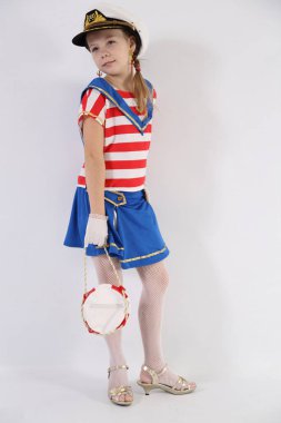 beyaz bir arka plan üzerinde bir denizci takım elbise güzel genç kız