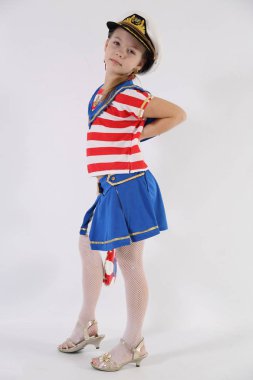 beyaz bir arka plan üzerinde bir denizci takım elbise güzel genç kız