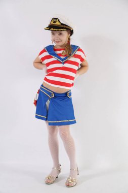 beyaz bir arka plan üzerinde bir denizci takım elbise güzel genç kız