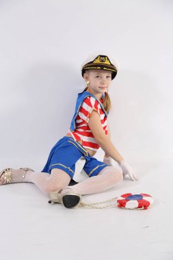beyaz bir arka plan üzerinde bir denizci takım elbise güzel genç kız