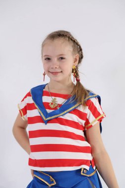 beyaz bir arka plan üzerinde bir denizci takım elbise güzel genç kız