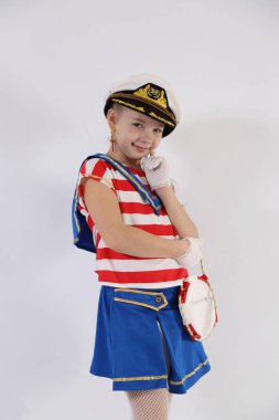 beyaz bir arka plan üzerinde bir denizci takım elbise güzel genç kız