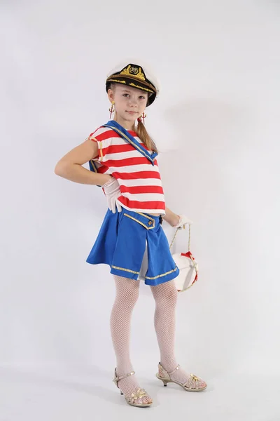 beyaz bir arka plan üzerinde bir denizci takım elbise güzel genç kız