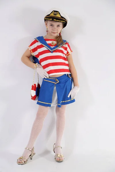 beyaz bir arka plan üzerinde bir denizci takım elbise güzel genç kız