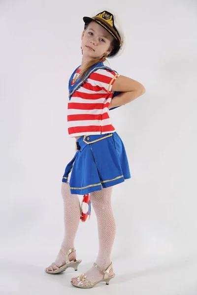 beyaz bir arka plan üzerinde bir denizci takım elbise güzel genç kız