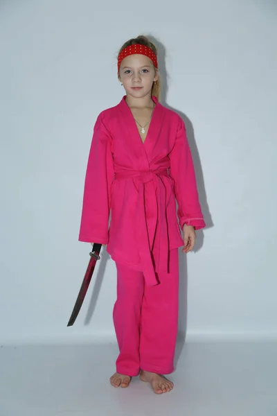 kimono samuray katana kılıç tutan ve uzağa bakarak.