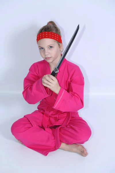 kimono samuray katana kılıç tutan ve uzağa bakarak.