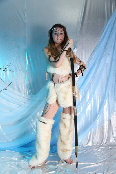 bir yay ve ok ile bir mağara kadın gibi giyinmiş kız