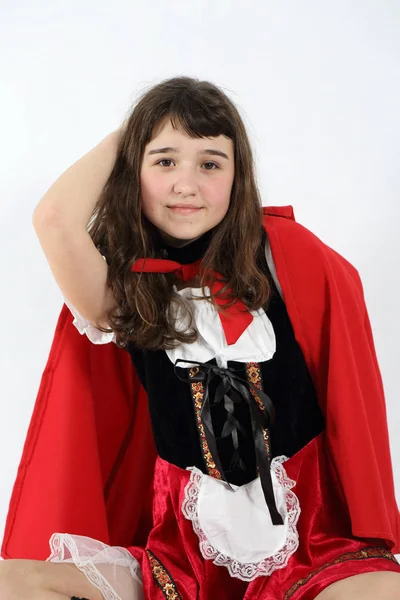 elinde bir sepet ile küçük kırmızı başlıklı başlık