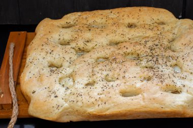Liguria bölgesinin tipik İtalyan yağlı ekmeği Focaccia 'nın tam sayfa görüntüsü.