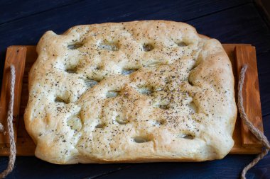Liguria bölgesinin tipik İtalyan yağlı ekmeği Focaccia 'nın tam sayfa görüntüsü.
