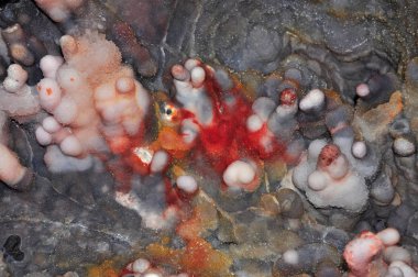 Kalsit kuvars ve renkli gür kümedeki Kalkedon