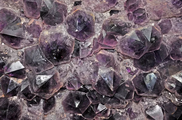 Amethyst Geode Mit Violetten Großen Kristallen Stockbild
