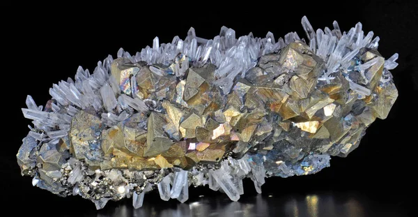 Chalkopyrit Pyrit Und Calcit Weißer Bergkristall Stockbild