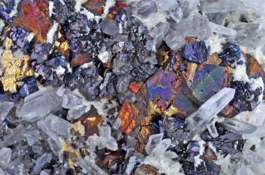 Chalcopyrite, pyrite ve kalsit beyaz kaya kristali, kuvars