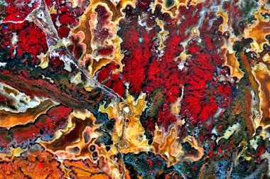 Akik doğal renklerle kesilmiş cilalı