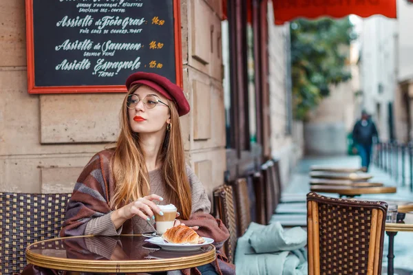 Belle Fille Boit Café Matin Dans Café Paris — Photo