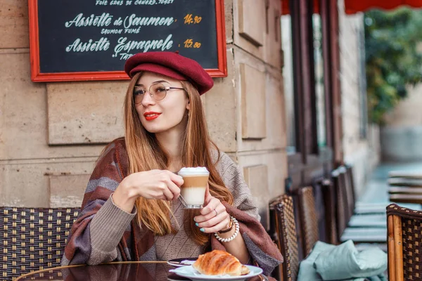 güzel kız gecenin Paris'te bir kafede kahve içecekler