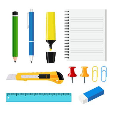 Kalem, kalem, fosforlu kalem, not defteri, keski, raptiyeler, ataçlar, cetvel ve silgi gibi renkli kırtasiye ürünleri beyaz bir arkaplanda güzelce düzenlenmiştir..