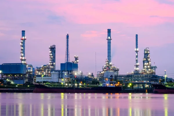 Refinería Petróleo Industria Que Trabaja Cielo Del Amanecer Lado Opuesto —  Fotos de Stock