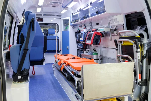 在一辆装有医疗设备的救护车内 在病人送往医院前提供帮助 — 图库照片