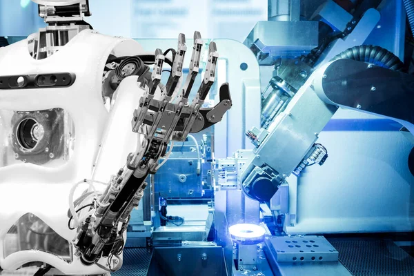 Endüstriyel robotlar üzerine yapay zeka mavi renkli arka planda, Robotun modern endüstrilerde insanların yerini alması için bir rolü var, endüstri 4.0 konsepti.