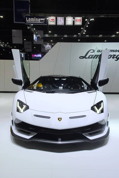 non thaburi-Thailand 14 Temmuz 2020: Üstü açık beyaz süper araba Lamborghini 14 - 26 Temmuz 2020 tarihleri arasında Bangkok Uluslararası Otomobil Fuarı 'nda gösterimde.