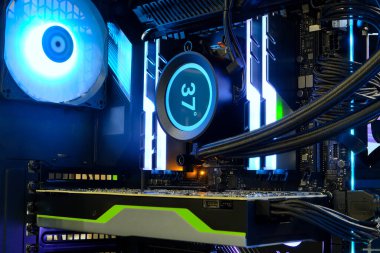 Yakın çekim ve yüksek performanslı masaüstü ve soğutma sistemi CPU soketi üzerinde çok renkli LED RGB ışık statüsüne sahip Bilgisayar PC Case ve DIY, teknoloji arka planı