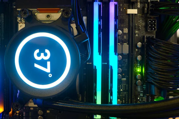 Yakın çekim ve yüksek performanslı masaüstü ve soğutma sistemi CPU soketi üzerinde çok renkli LED RGB ışık statüsüne sahip Bilgisayar PC Case ve DIY, teknoloji arka planı