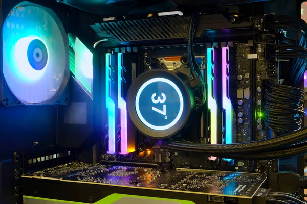 Yakın çekim ve yüksek performanslı masaüstü ve soğutma sistemi CPU soketi üzerinde çok renkli LED RGB ışık statüsüne sahip Bilgisayar PC Case ve DIY, teknoloji arka planı