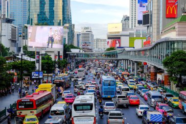 Bangkok-Tayland NOV 9 2017: Cuma akşamı işten sonra Pratunam Kavşağı 'ndan Ratchadamri Caddesi' nde trafik sıkışıklığı. Trafik sıkışıklığı araba kullanıcılarının endişelenmesine ve zihinsel sağlığının kötü olmasına neden oluyor
