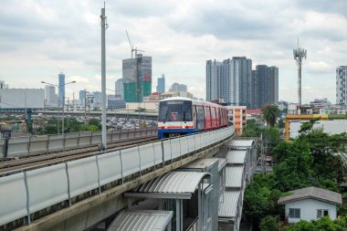 Bangkok-Tayland NOV 9 2017: BTS Sky, Bangkok 'taki toplu taşıma sistemini, yolculuğu kolaylaştırmak ve hızlandırmak için eğitti