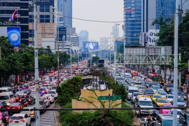 Bangkok-Tayland NOV 13 2017: Sathorn Yolu 'nda trafik sıkışıklığı, iş çıkışı, Sathorn Yolu. Bangkok 'ta trafik sıkışıklığı olan iş alanlarından biri..