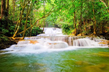 Huai Mae Khamin Şelalesi kış mevsiminde, Huai Mae Khamin Şelalesi Doğal Etkinlikleri. Göldeki Ulusal Park, Srinakarin Barajı, Kanchanaburi, Tayland