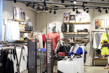 Bangkok-Tayland NOV 1 2017: Siam Center 'daki Adidas mağazasından, Adidas AG çok uluslu bir Alman şirketidir. 