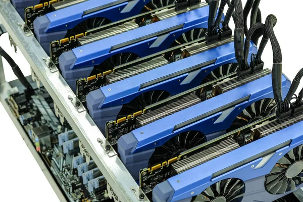 Yakın çekim ve seçici odaklanma Bitcoin madenciliğinde çalışan bilgisayarın beyaz arka planda izole edilmiş bir grafik kartı