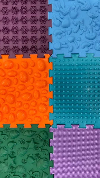 Çocuklarda düztaban olma ve önleme. Çok renkli ortopedik yapboz halısı. Çocuklar için farklı dokuları olan halılar. Bacaklara ve tüm vücuda jimnastik.