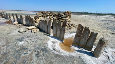 Doğal haliyle tuzlu bataklık. Tuz çıkarmanın doğal bir yolu. Pembe tuz bataklığı. Estuary ve tuz çıkarma. Doğal haliyle tuzlu bataklık. Tuz çıkarmanın doğal bir yolu. Tuza maruz kalmış odun. Nehirdeki tuzlu bataklıkta odun.