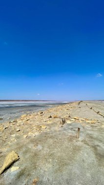 Doğal haliyle tuzlu bataklık. Tuz çıkarmanın doğal bir yolu. Pembe tuz bataklığı. Estuary ve tuz çıkarma. Doğal haliyle tuzlu bataklık. Tuz çıkarmanın doğal bir yolu. Tuza maruz kalmış odun. Nehirdeki tuzlu bataklıkta odun.