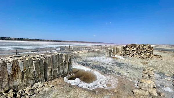 Doğal haliyle tuzlu bataklık. Tuz çıkarmanın doğal bir yolu. Pembe tuz bataklığı. Estuary ve tuz çıkarma. Doğal haliyle tuzlu bataklık. Tuz çıkarmanın doğal bir yolu. Tuza maruz kalmış odun. Nehirdeki tuzlu bataklıkta odun.