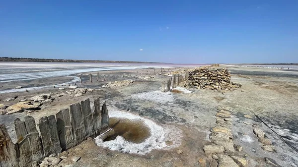 Doğal haliyle tuzlu bataklık. Tuz çıkarmanın doğal bir yolu. Pembe tuz bataklığı. Estuary ve tuz çıkarma. Doğal haliyle tuzlu bataklık. Tuz çıkarmanın doğal bir yolu. Tuza maruz kalmış odun. Nehirdeki tuzlu bataklıkta odun.