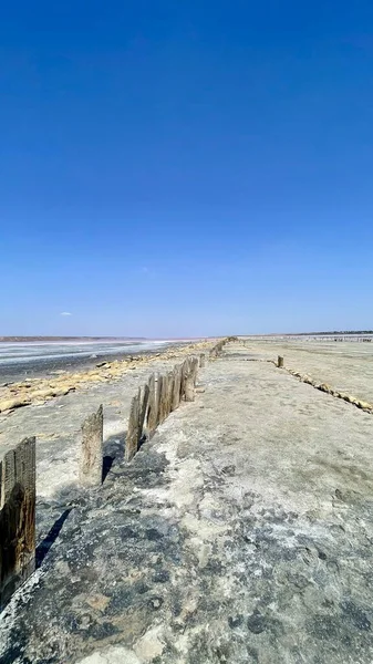 Doğal haliyle tuzlu bataklık. Tuz çıkarmanın doğal bir yolu. Pembe tuz bataklığı. Estuary ve tuz çıkarma. Doğal haliyle tuzlu bataklık. Tuz çıkarmanın doğal bir yolu. Tuza maruz kalmış odun. Nehirdeki tuzlu bataklıkta odun.