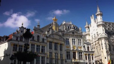 Avrupa Brüksel şehir Grand place kare Belediye Binası, Belçika. Grand Place Belediye Binası Brüksel, Belçika turist kalabalık insanlar yürümek. Avrupa Bruxelles Brüksel Belçika manzarası