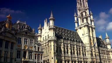 Avrupa Brüksel şehir Grand place kare Belediye Binası, Belçika. Grand Place Belediye Binası Brüksel, Belçika turist kalabalık insanlar yürümek. Avrupa Bruxelles Brüksel Belçika manzarası