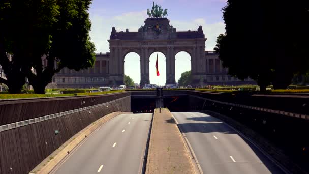 Brussel Jubelpark Tunnel Ochtend Auto Rijden Voor Het Landmark Triomfboog — Stockvideo