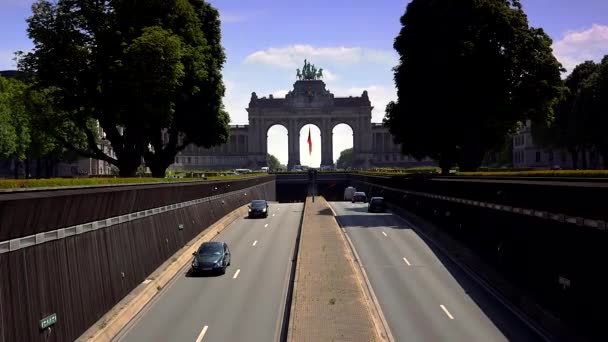 布鲁塞尔 Cinquantenaire 公园隧道在早晨 汽车在地标凯旋拱门纪念碑前行驶 — 图库视频影像