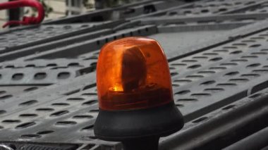 Dönen kırmızı acil yanıp sönen ışık, araba uyarı çekme ampul