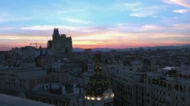 Gün batımı Madrid Gran Via Rating çatı üstten Metropolis görünüm 4k, panorama, gerçek zamanlı